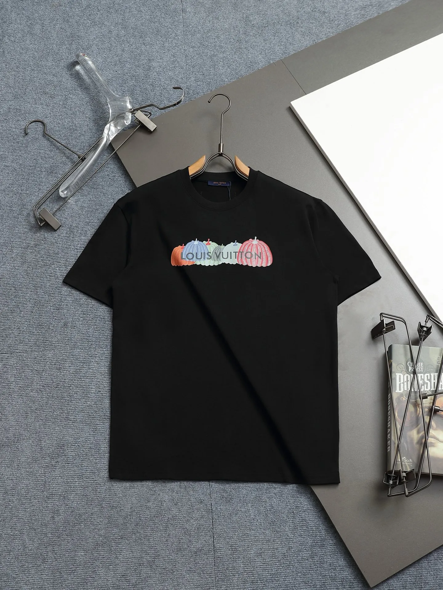 🅿️170 LV 25ss spring and summer printed short T series -1v Yayoi Kusama series pumpkin 🎃 pattern round neck short-sleeved T-shirt. Made of 32-count double yarn pure cotton 240g, washed at high temperature, will not shrink or fade. Comfortable to the touch, super texture❤️ Back-stitched cuff design, yellow back-mark embellishment, and a full set of accessories. A must-have for trendy men and trendy women, the classic drop-shoulder slightly wide version is available exclusively from stock!         ⚠️Only make high quality products, reject junk goods!  -Color: White Black -Size: XS S M L -Crowd: Unisex